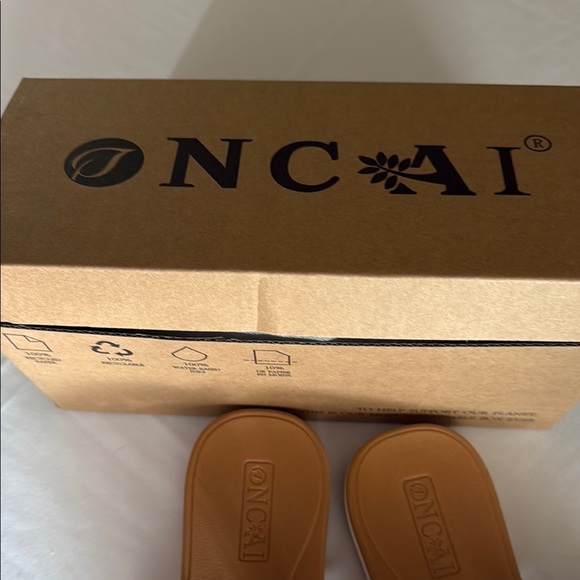 Chic Gold and Pink Sandals with Stylish Design - Picture 5 of 6